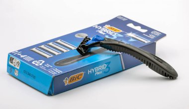 Kyiv, Ukrayna - 29 Mart 2024: Bic Hybrid Flex 'in tıraş jiletleri makinesinin yerine konulabilir kaset bıçakları ile beyaz üzerine yakın plan çekimi. Bic kırtasiye, çakmak ve tıraş bıçağı üretir..