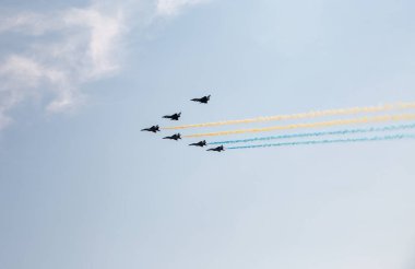 Kyiv, Ukrayna - 22 Ağustos 2021: Ukrayna Bağımsızlık Günü 'ne adanmış geçit töreninde Eurofighter Typhoon ve F-16 uçakları grubu.