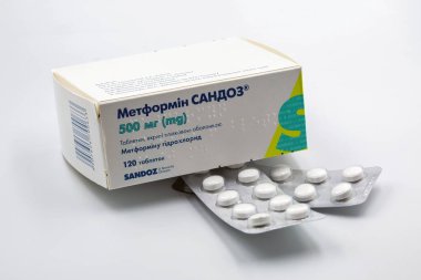 Kyiv, Ukrayna - 10 Nisan 2024: Sandoz reçeteli ilaç kutusu tarafından metformin ve beyaza yakın çekim. Kan şekeri seviyelerini düşürerek diyabetin tedavisi, vücudun insülin kullanımını geliştirir..