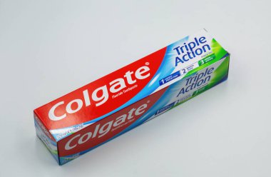 Kyiv, Ukrayna - 06 Mayıs 2024: Colgate florür Üçlü Eylem diş macunu paketi beyaza yakın çekim. Colgate çok çeşitli diş macunları, diş fırçaları ve gargara üreticisi..