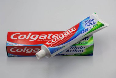 Kyiv, Ukrayna - 06 Mayıs 2024: Colgate florür Üçlü Eylem diş macunu paketi karınca tüpü beyaza yakın çekim. Colgate çok çeşitli diş macunları, diş fırçaları ve gargara üreticisi..