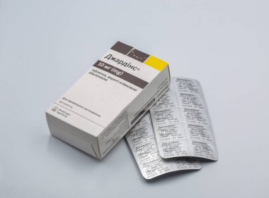 Kyiv, Ukrayna - 06 Mayıs 2024: Jardiance tabletlerinin atölyesi, diyabet ilacı Mellitus (DM) veya Boehringer Ingelheim 'ın yüksek kan şekeri. DM2 için antidiyabetik bir ilaç..