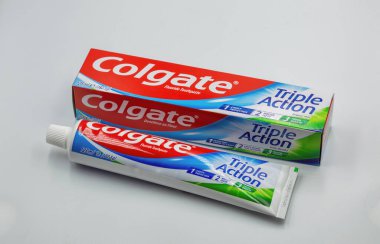 Kyiv, Ukrayna - 06 Mayıs 2024: Colgate florür Üçlü Eylem diş macunu paketi karınca tüpü beyaza yakın çekim. Colgate çok çeşitli diş macunları, diş fırçaları ve gargara üreticisi..