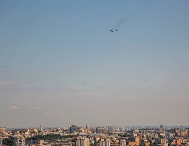 Kyiv, Ukrayna - 22 Ağustos 2021: Ukrayna Bağımsızlık Günü 'ne adanmış geçit töreninde MIG-29 uçakları grubu.