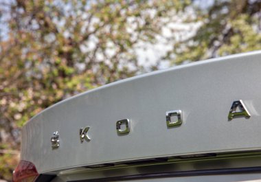 Kyiv, Ukrayna - 14 Nisan 2024: Çek yeni araba modeli Skoda Octavia A8 logo kelimesi kapanıyor. Octavia, 1996 yılından beri üretilen küçük bir aile arabası..