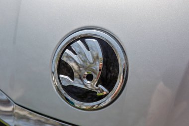 Kyiv, Ukrayna - 14 Nisan 2024: Skoda Çek otomobil üreticisi logo kapanışı. Skoda, Çek Cumhuriyeti merkezli otomobil üreticisi..