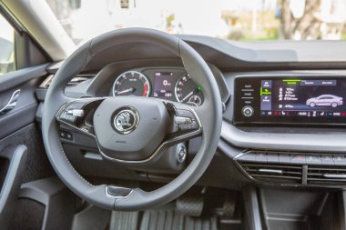 Kyiv, Ukrayna - 14 Nisan 2024: Çek yeni model Skoda Octavia A8 modern araba iç gösterge paneli ve direksiyon kapanışı. Teknoloji, lüks ve yeniliğin birleşimi. Araba 1996 'dan beri üretiliyor.