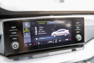 Kyiv, Ukrayna - 14 Nisan 2024: Çek yeni model Skoda Octavia A8 navigasyon, yakıt verimliliği ve diğer yakın çekim özelliklerini gösteren sistem. Teknolojiler, lüks ve yeniliğin birleşimi.