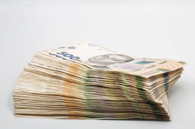 Kullanılmaya hazır bir yığın Ukrayna Hryvna banknotu. Beyaza yaklaştır.