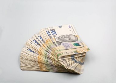 Kullanılmaya hazır bir yığın Ukrayna Hryvna banknotu. Beyaza yaklaştır.