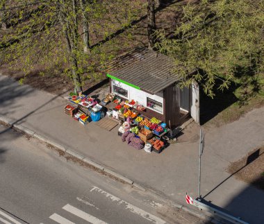 Şehir caddesinde meyve ve sebzeli yerel büfe, yukarıdan manzara.