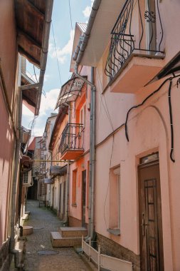 Uzhhorod 'un eski kasabası Ukrayna' nın dar sokaklarında ikamet eden mimari.