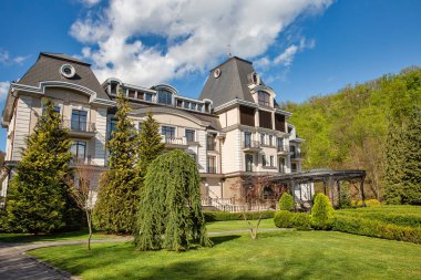 Dağlardaki tipik modern Transcarpathian mimarisi, Ukrayna. Bahçe yazın güneşli bir günde.