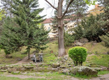 Uzhhorod, Ukrayna - Nisan 06, 2024: Rock Garden City Park 'taki ünlü ressamlar Yosif Bokshai ve Adalbert Erdel anıtı.