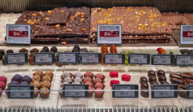 Lisniki, Kyiv, Ukrayna - 18 Mayıs 2024: Çikolata, şeker ve diğer şekerleme ürünleriyle birlikte Silpo süpermarketi.