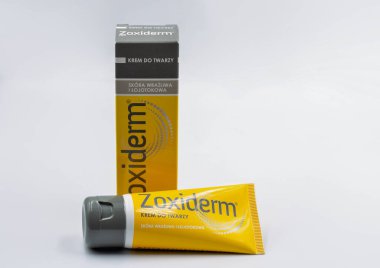 Kyiv, Ukrayna - 15 Haziran 2024: Hassas yüz derisi için Zoxiderm yüz kremi atölyesi ve sebora tüpü ve Aristo Pharma 'nın beyaz üzerine yakın çekim kutusuyla.