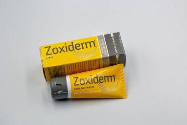 Kyiv, Ukrayna - 15 Haziran 2024: Hassas yüz derisi için Zoxiderm yüz kremi atölyesi ve sebora tüpü ve Aristo Pharma 'nın beyaz üzerine yakın çekim kutusuyla.