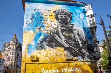 Kyiv, Ukrayna - 20 Mayıs 2023: Podil bölgesinde Ukraynalı savaşçılarla Özgürlük İçin Yurtsever duvar resmi. Boya Avcıları ekibi tarafından şehit düşenlerin anısını onurlandırmak için yapıldı..