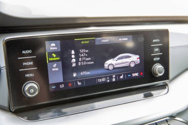 Kyiv, Ukrayna - 14 Nisan 2024: Çek yeni model Skoda Octavia A8 navigasyon, yakıt verimliliği ve diğer yakın çekim özelliklerini gösteren sistem. Ekranlardaki tüm yazıtlar Almanca.