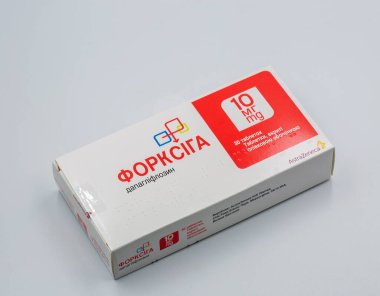 Kyiv, Ukrayna - 28 Haziran 2024: Forxiga dapagliflozinum tablet kutusunun stüdyo çekimi, diyabet ilacı mellitus (DM) veya AstraZeneca 'nın beyaz kan şekerine yakın çekim.