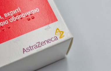 Kyiv, Ukrayna - 28 Haziran 2024: AstraZeneca logosunun atölye çekimi. Cambridge, İngiltere 'den çok uluslu bir ilaç ve biyoteknoloji şirketidir..