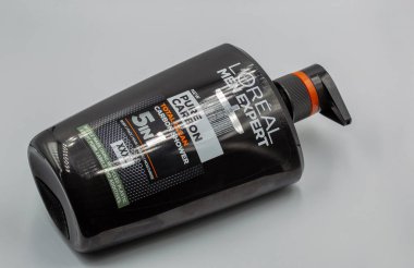 Kyiv, Ukrayna - 15 Haziran 2024: L 'Oreal Paris Men Expert 5' in stüdyo çekimi 1. Saf Karbon şampuanı ve duş jeli beyaz üzerine yakın çekim.