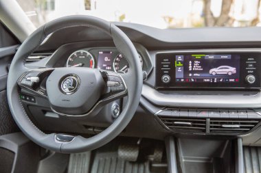 Kyiv, Ukrayna - 14 Nisan 2024: Çek yeni model Skoda Octavia A8 modern araba iç gösterge paneli ve direksiyon kapanışı. Teknoloji, lüks ve yeniliğin birleşimi. Araba 1996 'dan beri üretiliyor.