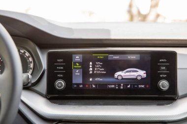 Kyiv, Ukrayna - 14 Nisan 2024: Çek yeni model Skoda Octavia A8 navigasyon, yakıt verimliliği ve diğer yakın çekim özelliklerini gösteren sistem. Almanca işaretler.
