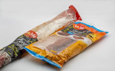 Kyiv, Ukrayna - 01 Haziran 2022: Chorizo stüdyo çekimi ve geleneksel kuru sosis Fuet Ekstrası beyaz arka plana karşı domuz kapanışından yapılmış.