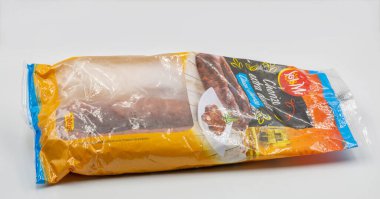 Kyiv, Ukrayna - 01 Haziran 2022: Chorizo geleneksel kuru sosis paketinin stüdyo çekimi beyaz arka plana yakın plan.