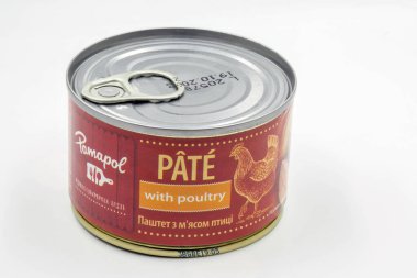 Kyiv, Ukrayna - 06 Eylül 2022: Pamapol böreğinin kümes hayvanlarıyla stüdyo çekimi beyaza yakın çekim yapabilir.