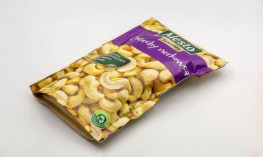 Kyiv, Ukrayna - 24 Eylül 2022: Alesto kaju fıstığı stüdyo çekimi beyaz arka plana yakın çekim.