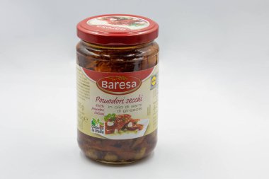 Kyiv, Ukrayna - 24 Eylül 2022: Lidl Baresa 'nın stüdyo çekimi güneşte kurutulmuş domatesler ayçiçeği tohumu yağı kavanozu üzerine yakın plan.