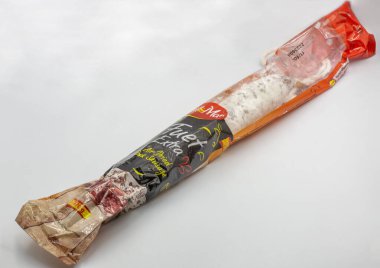 Kyiv, Ukrayna - 24 Eylül 2022: Sol ve Mar 'ın stüdyo çekimi geleneksel kuru sosis Fuet Ekstrası.