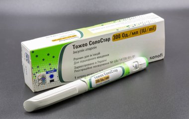 Kyiv, Ukrayna - 4 Ağustos 2024: Sanofi Toujeo SoloStar Stüdyo çekimi insülin parıltısı U-300 kalem enjeksiyon paketi.