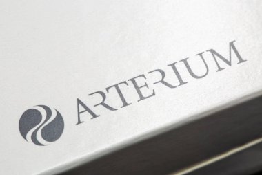 Kyiv, Ukrayna - 06 Ağustos 2024: Arteryum Ukrayna eczacılık firmasının ilaç paketi üzerindeki logosunun stüdyo çekimi.