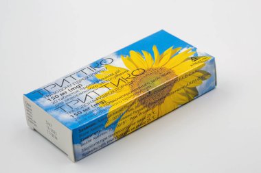 Kyiv, Ukrayna - 23 Ağustos 2024: Angelini Trittico trazodone antidepresan stüdyo çekimi, endişe verici uyuşturucu kutusu beyaza yakın çekim.