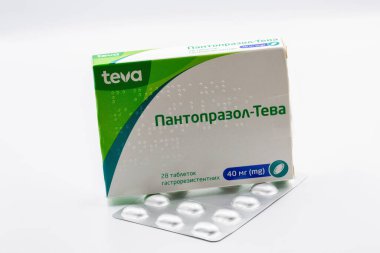 Kyiv, Ukrayna - 23 Ağustos 2024: Teva Pack 'in pantoprazole stüdyo çekimi ve beyaza karşı yakın çekim. Çoğunlukla gastroözofageal reflü ve peptik ülser hastalıklarının tedavisinde kullanılır..