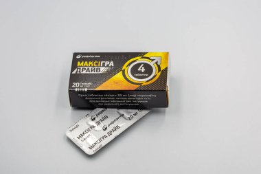 Kyiv, Ukrayna - 17 Eylül 2024: Polpharma Maxigra Drive tadalafil tabletlerinin stüdyo çekimi beyaza yakın çekim paketi. Ereksiyon bozukluğu ilacı ve iyi huylu protez hiperplazi tedavisi..