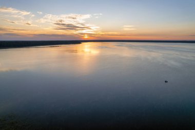 Gündoğumunda Ukrayna 'nın Rivne bölgesindeki Beyaz Göl üzerinde hava panoramik dron görüntüsü.