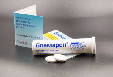 Kyiv, Ukrayna - 12 Şubat 2023: Esparma Blemaren effervescent tablet hapları sidik pH teşhisi ile siyaha yakın olan idrar yolu kalkülüsünü eritmek için.
