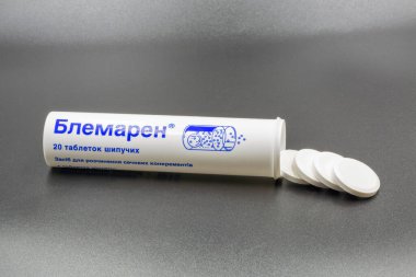 Kyiv, Ukrayna - 10 Şubat 2023: Esparma Blemaren effervescent tablet hapları kara kalkülüs çözeltisinin çözümü için.