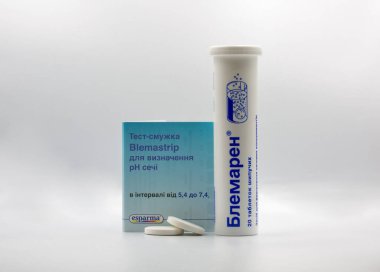 Kyiv, Ukrayna - 12 Şubat 2023: Esparma Blemaren effervescent tablet hapları idrar kalkülüsünü idrar pH teşhisi ile beyaza yakın şeritler ile eritlemek için.