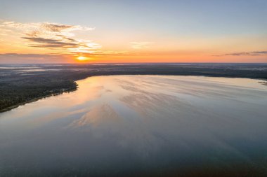 Gündoğumunda Ukrayna 'nın Rivne bölgesindeki Beyaz Göl üzerinde hava panoramik dron görüntüsü.
