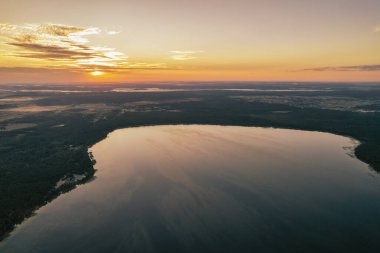 Gündoğumunda Ukrayna 'nın Rivne bölgesindeki Beyaz Göl üzerinde hava panoramik dron görüntüsü.