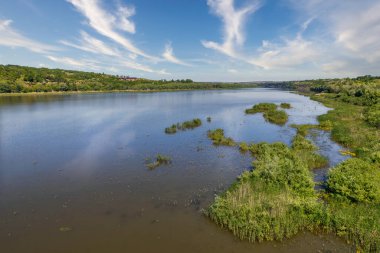 River Dniester Ukrayna 'daki manzara kıyıları.