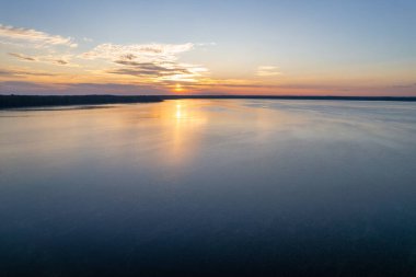 Gündoğumunda Ukrayna 'nın Rivne bölgesindeki Beyaz Göl üzerinde hava panoramik dron görüntüsü.