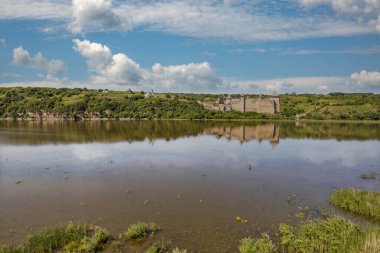Khotyn Kalesi ve Dniester Nehri. Ukrayna 'da bir ortaçağ istihkam kompleksi..
