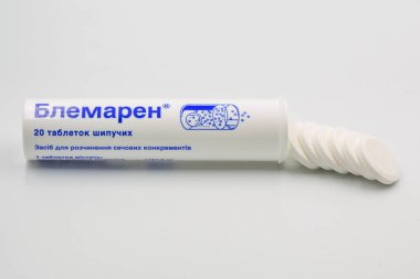 Kyiv, Ukrayna - 10 Şubat 2023: Esparma Blemaren effervescent tablet hapları beyaz kalkülüs çözeltisinin çözümü için.