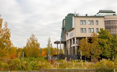 Kozyn, Ukrayna - 26 Ekim 2024: Sonbaharda Platium Spa Oteli cephesi. Kyiv bölgesindeki otel binasında bahçe ve park.